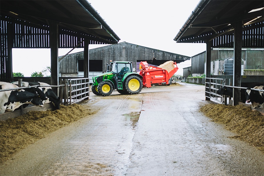 6200P Tomahawk dans une cour de ferme