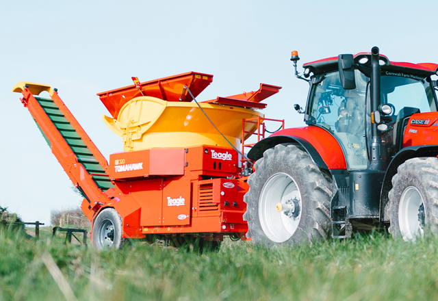 C120 avec trémie de broyage des céréales